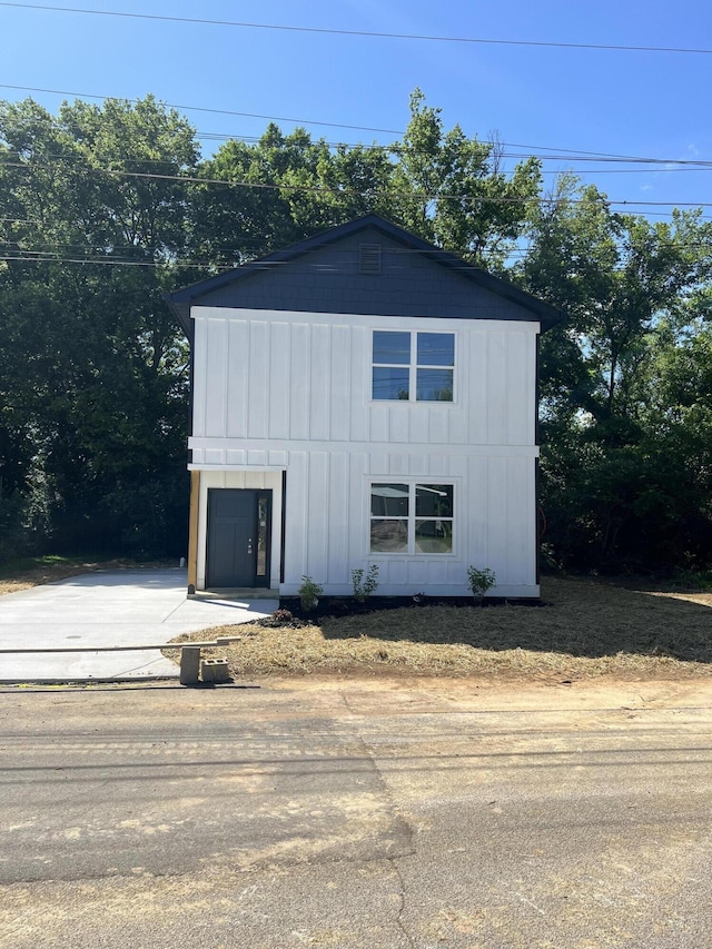 2713 N Orchard Knob Ave, Chattanooga, TN 37406 - view of front facade featuring board and batten siding