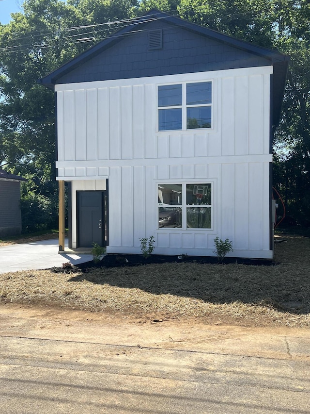 2713 N Orchard Knob Ave, Chattanooga, TN 37406 - view of front of property with board and batten siding