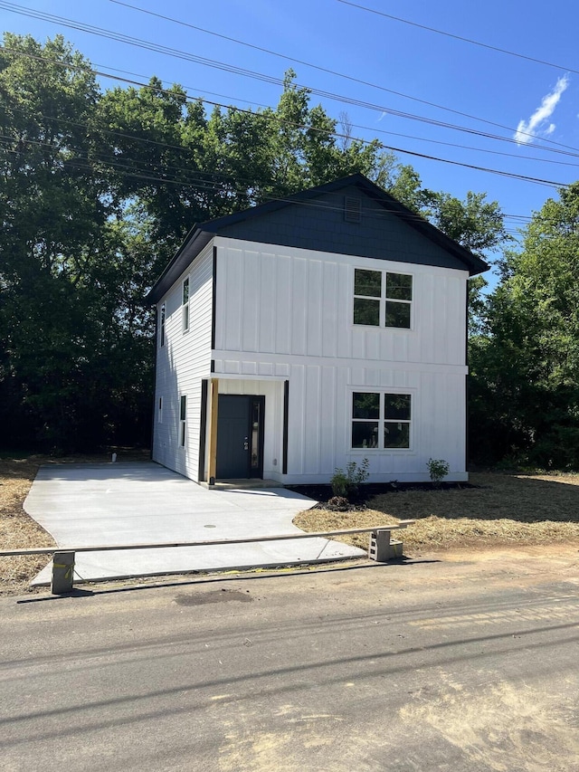 2713 N Orchard Knob Ave, Chattanooga, TN 37406 - view of front of house featuring board and batten siding and driveway