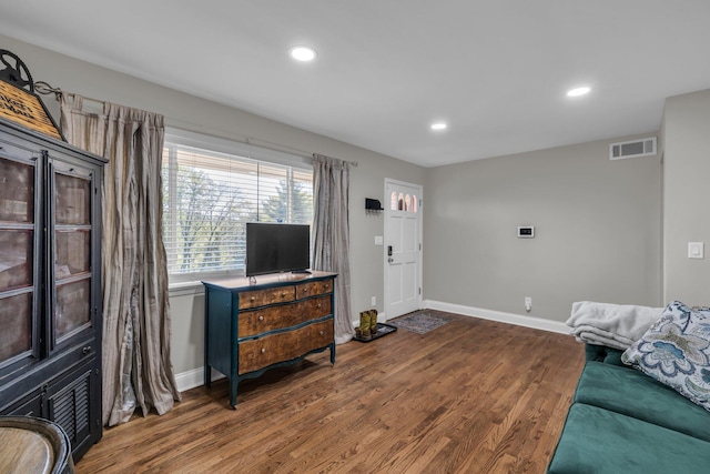 117 Douglas Dr, Chattanooga, TN 37412 - living room with recessed lighting, dark wood finished floors, visible vents, and baseboards