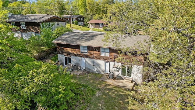 810 Forest Dale Ln, Hixson, TN 37343 - back of property with a lawn and a patio