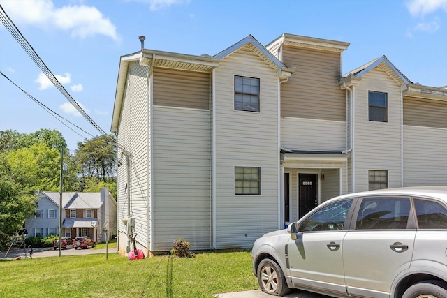 view of front of property with a front yard