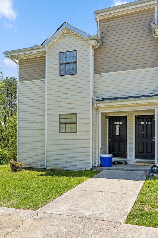 view of front of property featuring a porch and a front lawn