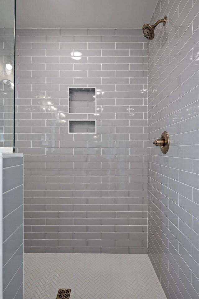 bathroom featuring tiled shower