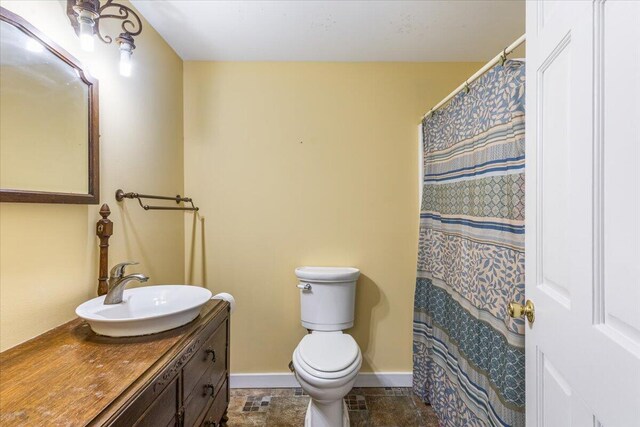 159 Eagle Creek Trl, Rising Fawn, GA 30738 - bathroom with toilet, vanity, curtained shower, stone finish flooring, and baseboards