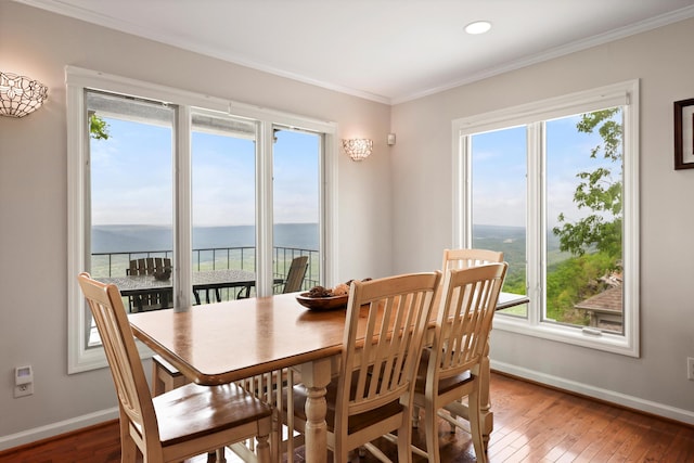 dining area featuring recessed lighting, hardwood / wood-style flooring, baseboards, and ornamental molding