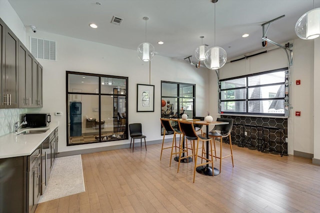 dining room with light wood finished floors, visible vents, and recessed lighting