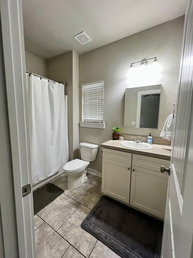 full bath with toilet, visible vents, a shower with shower curtain, and vanity