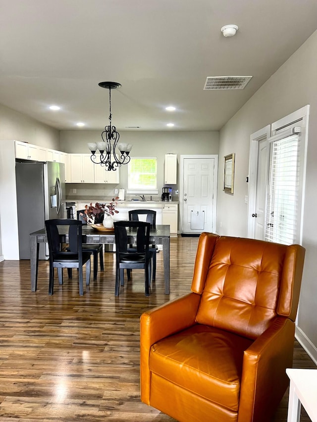 living area featuring recessed lighting, a notable chandelier, visible vents, and dark wood-type flooring