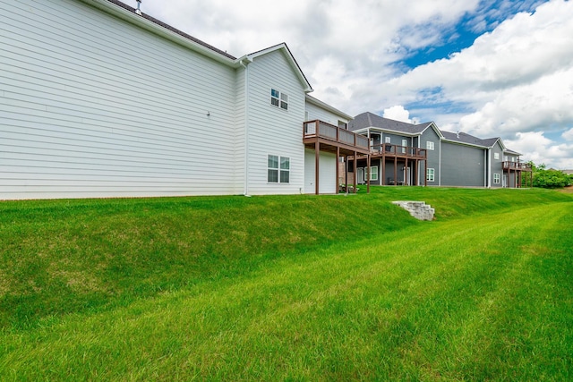 3495 Travertine Ln, Chattanooga, TN 37405 - back of property featuring a wooden deck and a yard