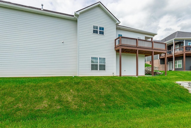 3495 Travertine Ln, Chattanooga, TN 37405 - rear view of house with a wooden deck and a lawn