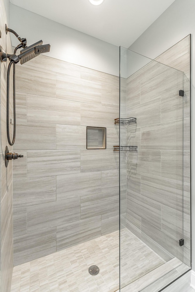 3495 Travertine Ln, Chattanooga, TN 37405 - bathroom with a tile shower