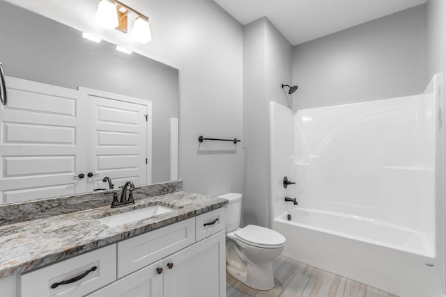 3495 Travertine Ln, Chattanooga, TN 37405 - full bath featuring toilet, washtub / shower combination, and vanity