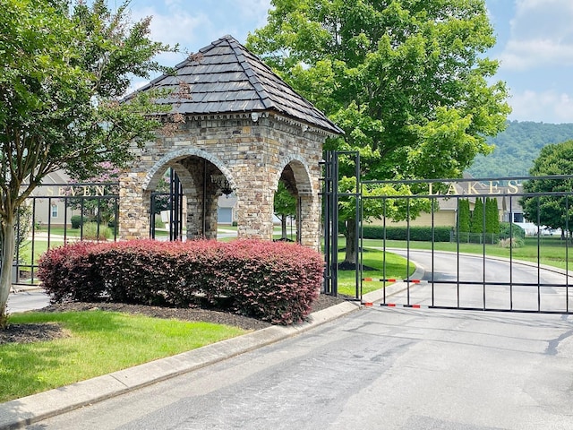8209 Robertsview Dr, Ooltewah, TN 37363 - view of home's community featuring a gate and a mountain view