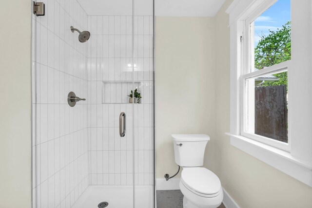 5107 Beulah Ave, Chattanooga, TN 37409 - bathroom featuring a shower stall, toilet, and baseboards