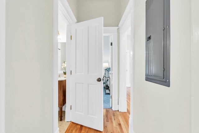 5107 Beulah Ave, Chattanooga, TN 37409 - corridor featuring light wood-type flooring and baseboards