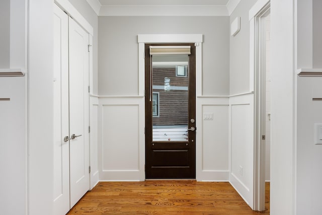 122 Parapet Trl, Chattanooga, TN 37405 - doorway featuring light wood-style floors, a decorative wall, ornamental molding, and wainscoting