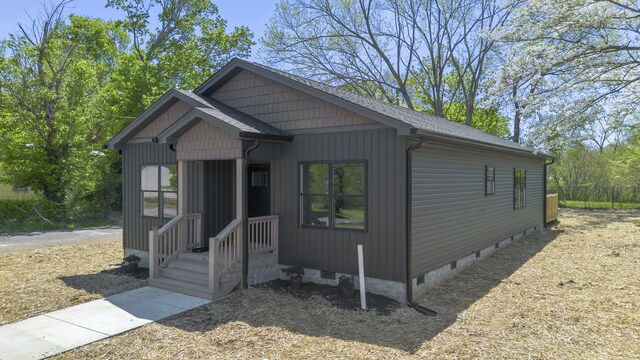 bungalow with roof with shingles and crawl space