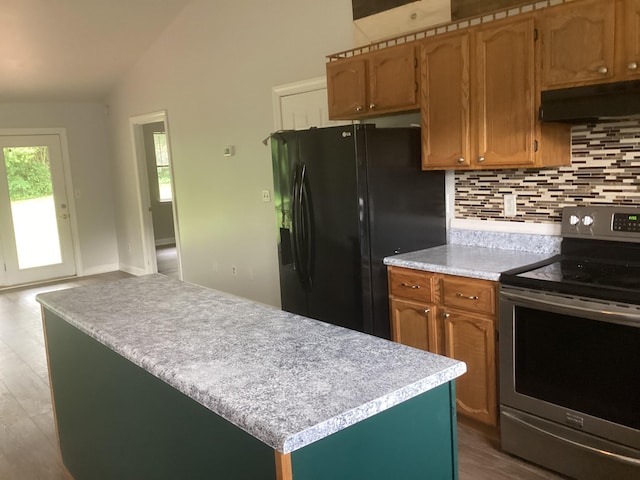 523 Smoketree Cir, Ringgold, GA 30736 - kitchen featuring stainless steel electric stove, under cabinet range hood, black fridge with ice dispenser, vaulted ceiling, and decorative backsplash