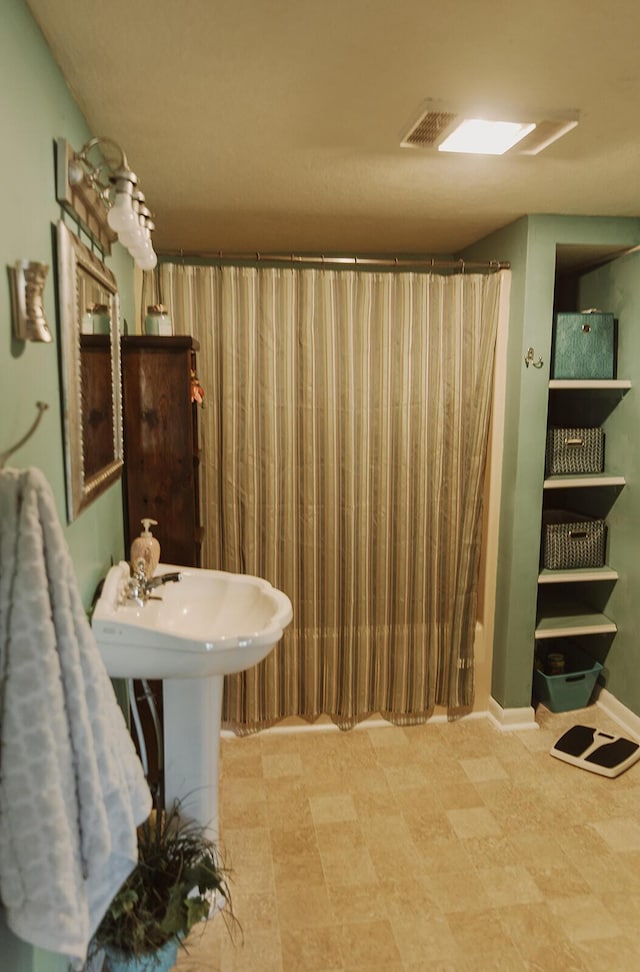bathroom featuring a shower with shower curtain