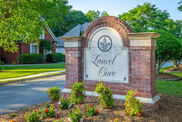 view of community / neighborhood sign