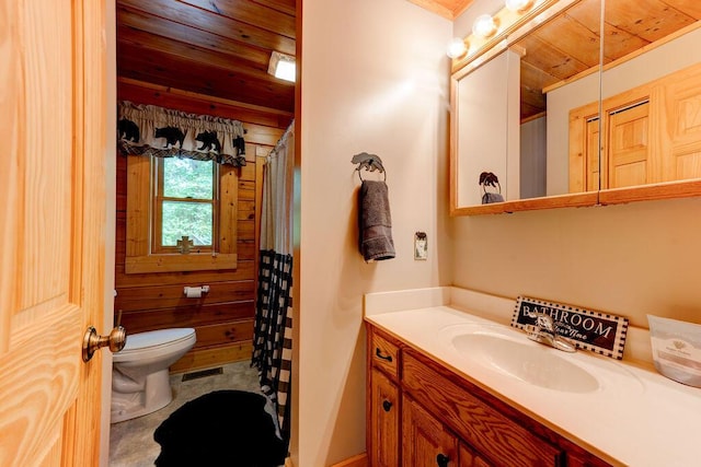 full bathroom featuring vanity, wooden ceiling, a shower with curtain, and toilet
