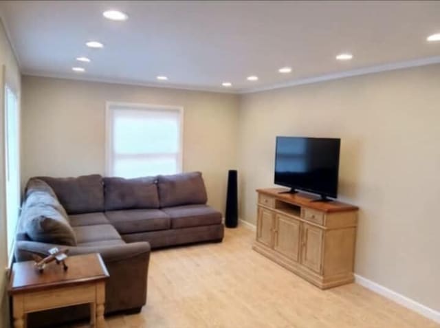 living room with recessed lighting, baseboards, and a wealth of natural light