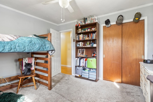 bedroom with carpet floors, ornamental molding, and ceiling fan