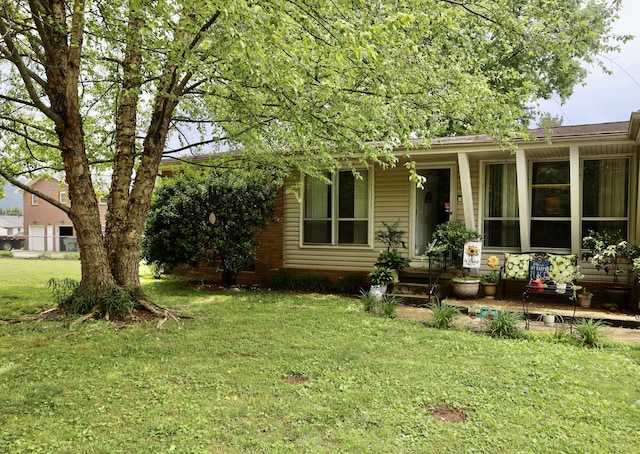 3421 Franklin Dr, Chattanooga, TN 37419 - view of grassy yard featuring a porch