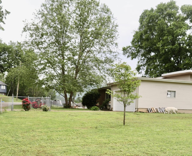 3421 Franklin Dr, Chattanooga, TN 37419 - view of yard featuring an attached garage