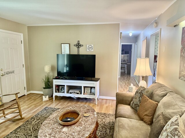 3421 Franklin Dr, Chattanooga, TN 37419 - living area featuring wood finished floors and baseboards