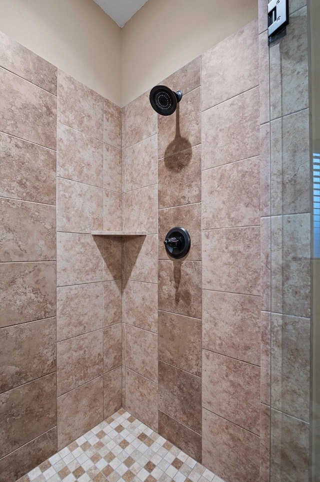 745 Soaring Eagle Cir, Hixson, TN 37343 - full bathroom featuring a tile shower