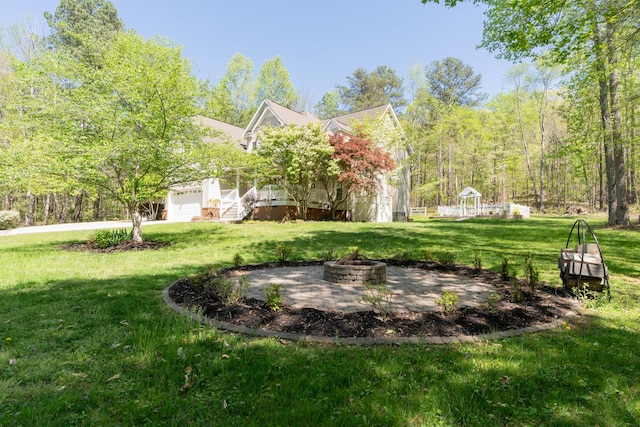 view of yard featuring an outdoor fire pit