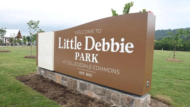 community sign with a lawn