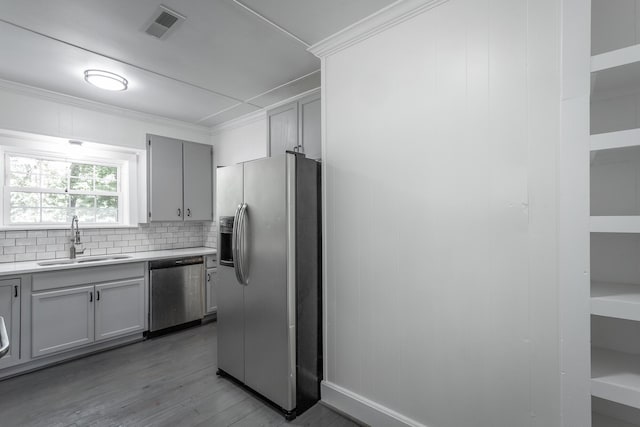504 1st St, Lafayette, GA 30728 - kitchen featuring appliances with stainless steel finishes, a sink, light wood finished floors, crown molding, and gray cabinetry