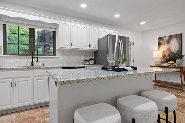 9240 Shay Cv, Ooltewah, TN 37363 - kitchen featuring freestanding refrigerator, a sink, white cabinetry, recessed lighting, and a kitchen breakfast bar