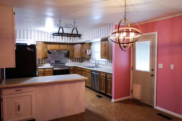 kitchen featuring an inviting chandelier, a sink, stainless steel appliances, a peninsula, and under cabinet range hood
