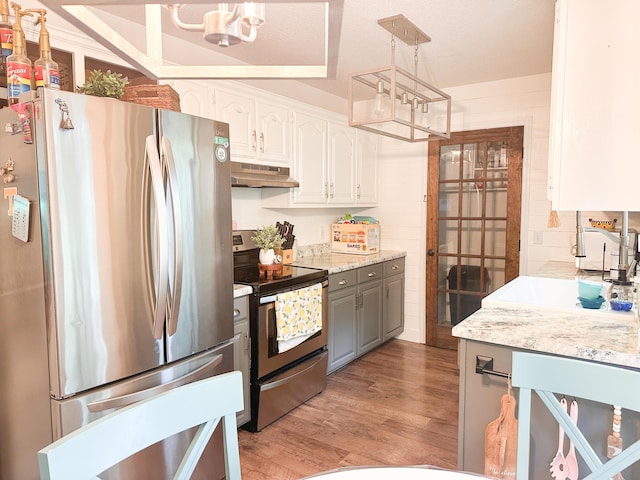 8721 Forest Pond Dr, Harrison, TN 37341 - kitchen with stainless steel appliances, white cabinetry, a chandelier, and under cabinet range hood