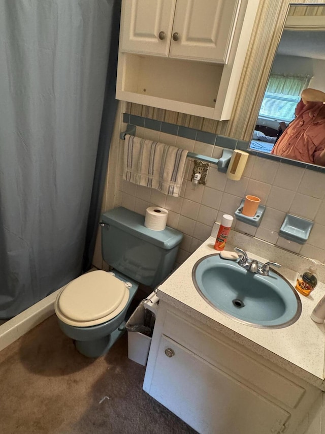full bathroom featuring vanity, a shower with shower curtain, toilet, and tasteful backsplash