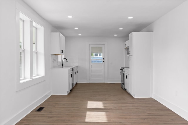 2917 Crescent Cir, Chattanooga, TN 37407 - kitchen featuring stainless steel electric stove, light countertops, recessed lighting, and wood finished floors