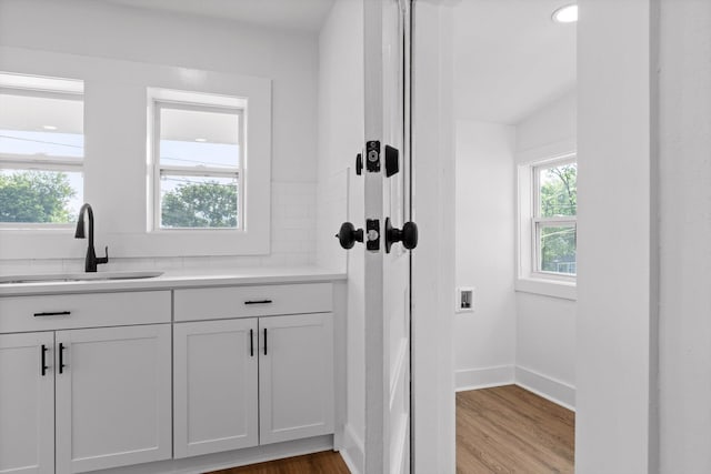 2917 Crescent Cir, Chattanooga, TN 37407 - bar featuring baseboards, a sink, and wood finished floors