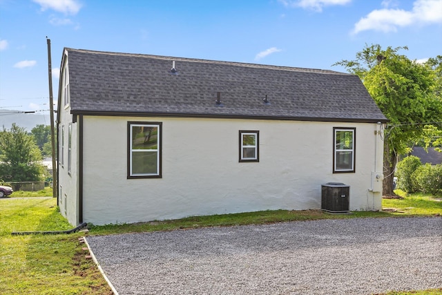 2917 Crescent Cir, Chattanooga, TN 37407 - rear view of house featuring a shingled roof, stucco siding, a yard, and cooling unit