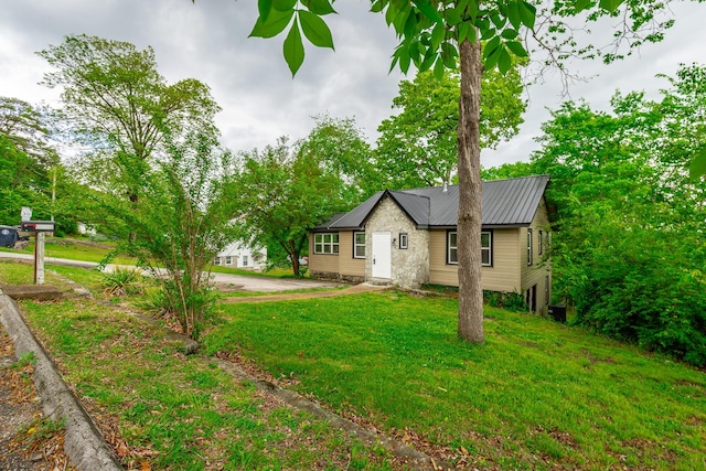 1812 John Ross Rd, Chattanooga, TN 37412 - view of front facade with a front lawn and dirt driveway