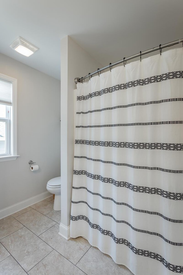 1826 Seven Pines Ln, Chattanooga, TN 37415 - full bath featuring toilet, baseboards, tile patterned floors, and a shower with shower curtain