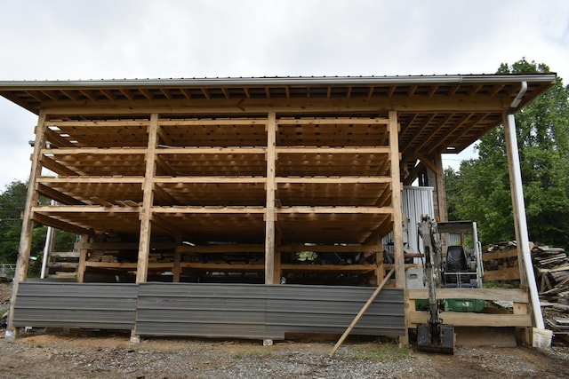 back of house featuring metal roof