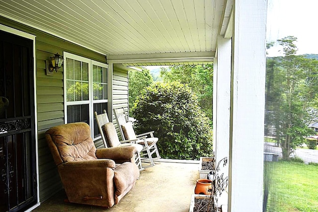 balcony featuring covered porch