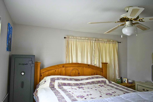 bedroom with ceiling fan