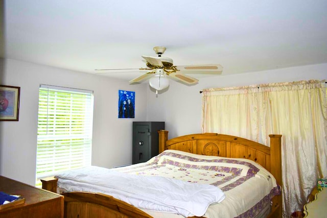 bedroom with ceiling fan