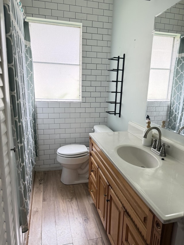 1021 W Elmwood Dr, Chattanooga, TN 37405 - full bath featuring vanity, a shower with shower curtain, wood finished floors, and toilet
