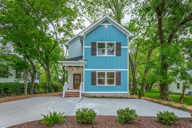2111 Ivy St, Chattanooga, TN 37404 - view of front facade with a porch and driveway